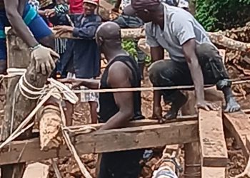 Boké-infrastrures: Le bureau du quartier Lambanyi mobilise ses citoyens pour réhabiliter le pont reliant le centre-ville aux secteurs Kissassy et Modoriya