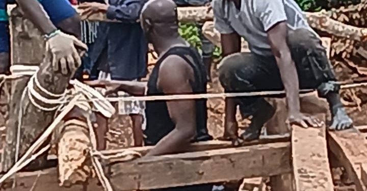 Boké-infrastrures: Le bureau du quartier Lambanyi mobilise ses citoyens pour réhabiliter le pont reliant le centre-ville aux secteurs Kissassy et Modoriya