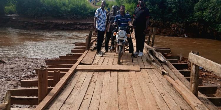 Boké-infrastrures: Mise en service du pont en bois reliant le quartier Lambanyi aux Secteurs Kissassy et Modoriya