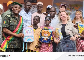 Boké-Coopération: La COBAD-RUSAL fait don de kits scolaires aux élèves des écoles élémentaires de Kamsar et de Sangarédi