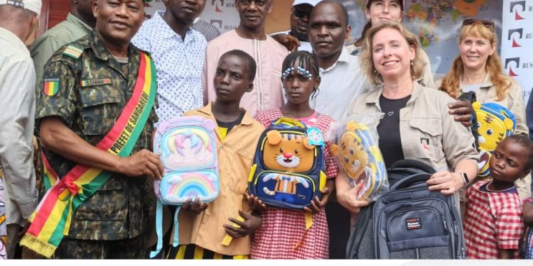 Boké-Coopération: La COBAD-RUSAL fait don de kits scolaires aux élèves des écoles élémentaires de Kamsar et de Sangarédi