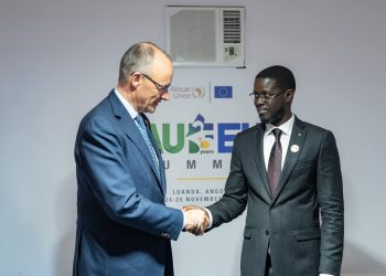 Le Président Bassirou Diomaye Faye échange avec le Chancelier allemand Friedrich Merz à Luanda
