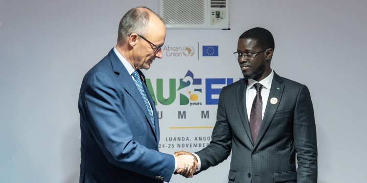 Le Président Bassirou Diomaye Faye échange avec le Chancelier allemand Friedrich Merz à Luanda