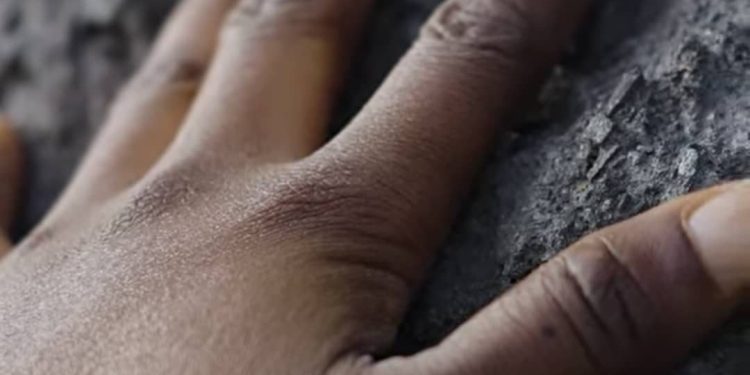 Une main, un symbole : le premier minerai de Simandou marque une étape historique