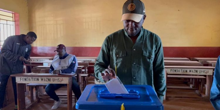 Présidentielle 2025 : le PDG de Kambia Bauxite Mining (KBM) accomplit son devoir citoyen à Hamdallaye