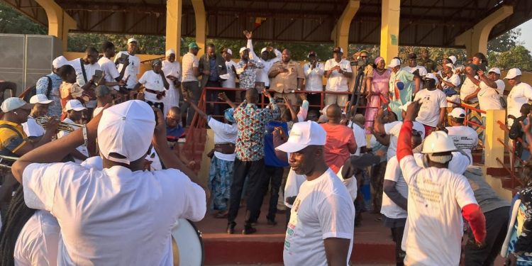 Résultats provisoires de la présidentielle: La population de Boké célèbre cet après-midi la victoire du candidat Mamadi Doumbouya au scrutin présidentiel du 28 décembre.