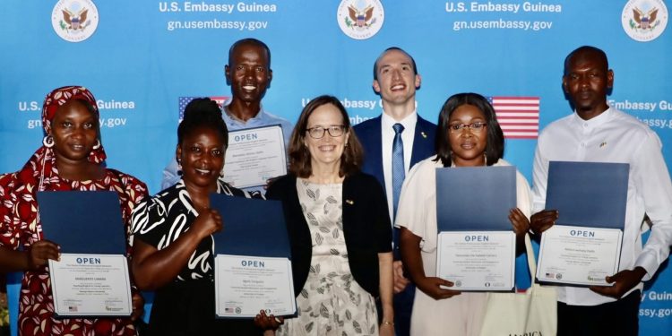 Guinée : l’Ambassade des États-Unis célèbre les enseignants d’anglais formés par le programme OPEN