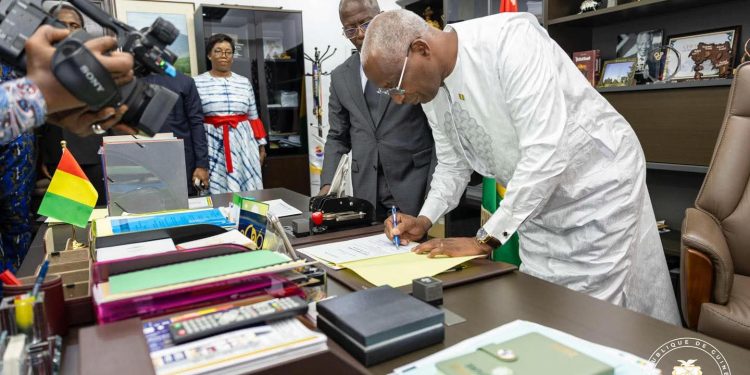 Amadou Oury Bah officiellement installé Premier ministre : une nouvelle étape de l’action gouvernementale s’ouvre au Palais de la Colombe