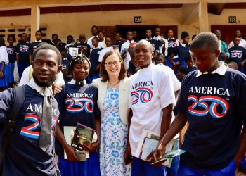 L’Ambassade des États-Unis offre 250 livres aux écoles guinéennes à l’occasion du 250e anniversaire de l’indépendance américaine