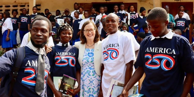 L’Ambassade des États-Unis offre 250 livres aux écoles guinéennes à l’occasion du 250e anniversaire de l’indépendance américaine