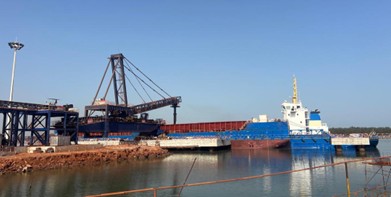 Les bateaux de bauxite d’AGB2A-GIC chargés, une première cargaison exportée