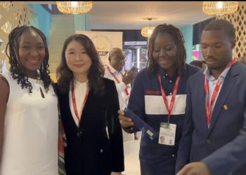 Forum Minier Indaba : Mme Sophie Xiaohui Ly, Vice-Présidente de Winning Consortium Simandou Guinée, en visite au stand de la Guinée