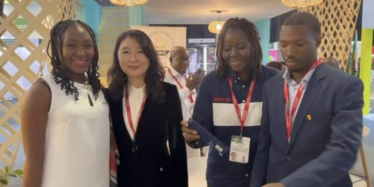 Forum Minier Indaba : Mme Sophie Xiaohui Ly, Forum Minier Indaba : la Présidente de Winning Consortium Holding en visite au stand de la Guinée