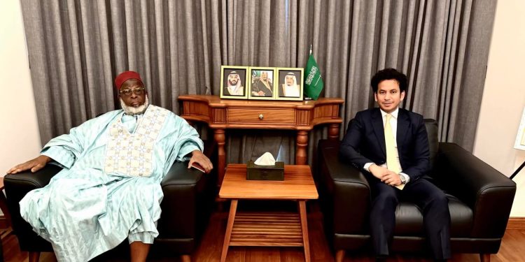 Conakry : l’Ambassadeur d’Arabie saoudite reçoit l’Imam de la mosquée Fayçal
