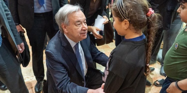 Liban : António Guterres à l’écoute des déplacés de guerre et appelle au respect des civils