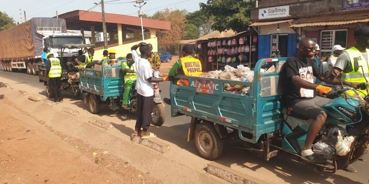 Boké-Vers les législatives et communales : La Plate-forme du Mouvement citoyen > en tournée de sensibilisation des citoyens pour la paix