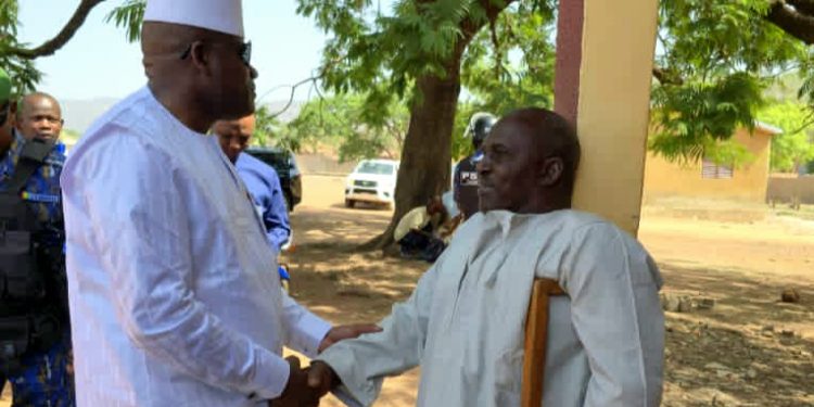 Sous l&rsquo;arbre de Bissikrima, quand la République s&rsquo;agenouille : La poignée de main qui vaut un million de discours.