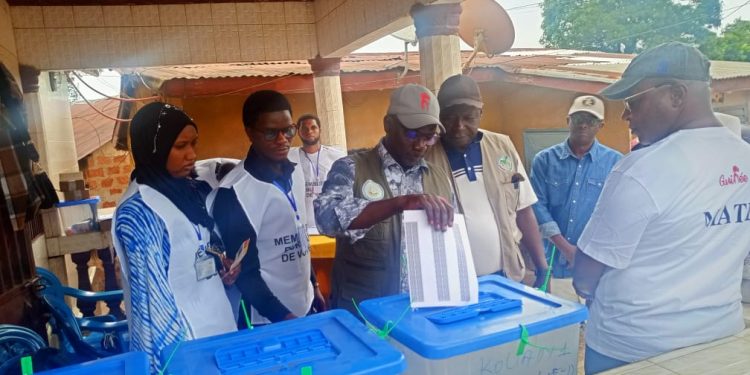 Kindia : vote du gouverneur Mamadou Camara à Sinaniya en présence de Moussa