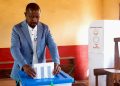 Boké : le ministre Mohamed Lamine Sy Savané accomplit son devoir civique à Corérah