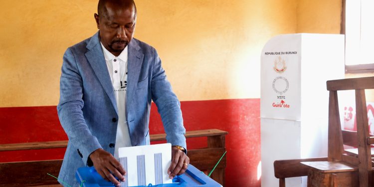 Boké : le ministre Mohamed Lamine Sy Savané accomplit son devoir civique à Corérah