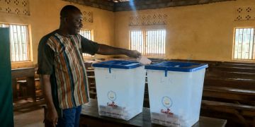 Double scrutin 2026 : le candidat Bassekou Amirou Dramé accomplit son devoir civique à Boké