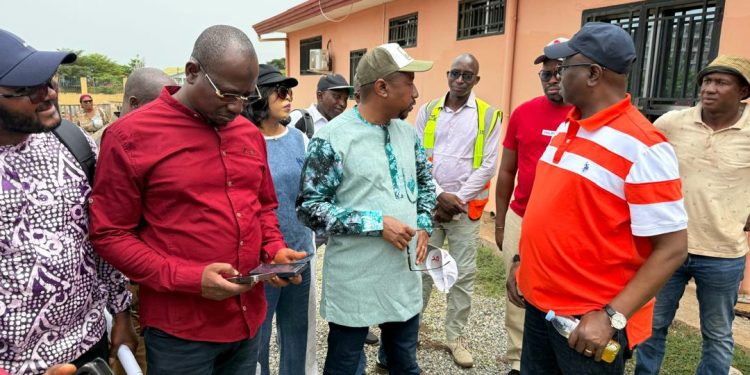MAISONS FISSURÉES ET DÉGRADATION DU GOUDRON À NONGO : MOHAMED LAMINE SY SAVANÉ ET BOUNA SYLLA SUR LE TERRAIN