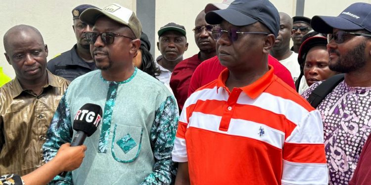 MAISONS FISSURÉES ET DÉGRADATION DU GOUDRON À NONGO : MOHAMED LAMINE SY SAVANÉ ET BOUNA SYLLA SUR LE TERRAIN