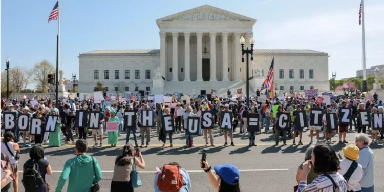 États-Unis : revers judiciaire pour Donald Trump, la Cour suprême bloque sa tentative de restreindre le droit du sol