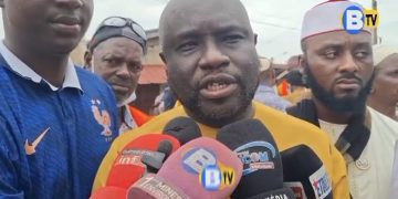 Dar-es-Salam : le maire de Gbessia sur le terrain lors de la démolition des habitations à risque