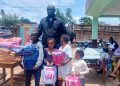 KINDIA : L’HONORABLE YOUSSOUFOU KABA AU CHEVET DES ENFANTS VULNÉRABLES À TRAVERS UN IMPORTANT DON DE FOURNITURES SCOLAIRES