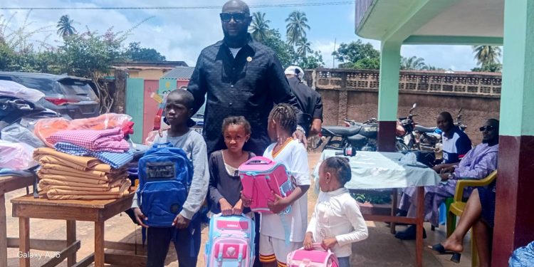 KINDIA : L’HONORABLE YOUSSOUFOU KABA AU CHEVET DES ENFANTS VULNÉRABLES À TRAVERS UN IMPORTANT DON DE FOURNITURES SCOLAIRES