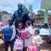 KINDIA : L’HONORABLE YOUSSOUFOU KABA AU CHEVET DES ENFANTS VULNÉRABLES À TRAVERS UN IMPORTANT DON DE FOURNITURES SCOLAIRES